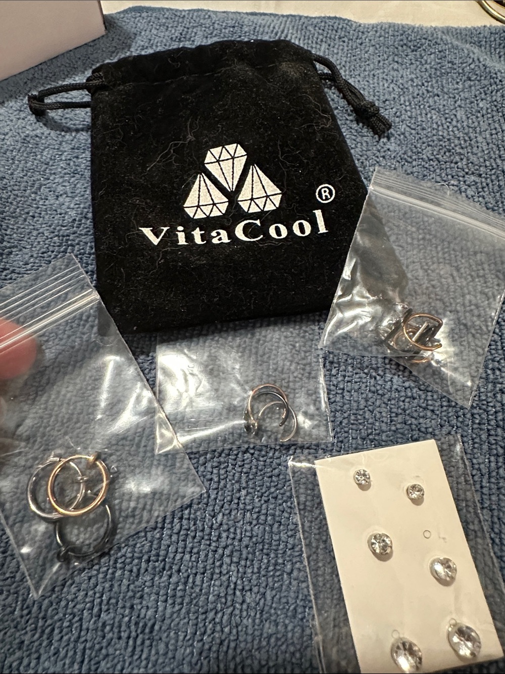 Vita Cool faux piercings